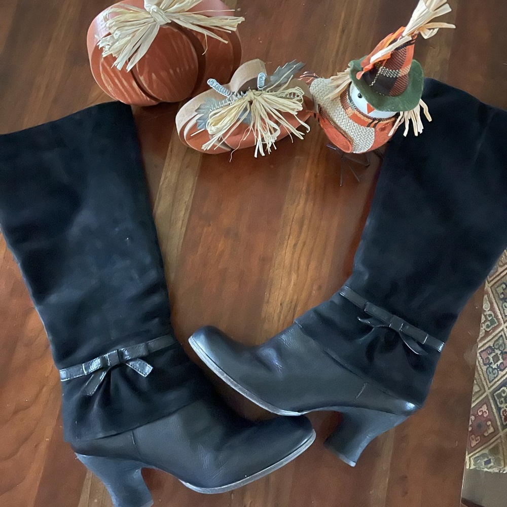 Naturalizer suede and leather boot with bow.